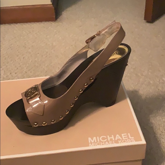 Patent leather studded two tone logo wedge sandals - Picture 4 of 5